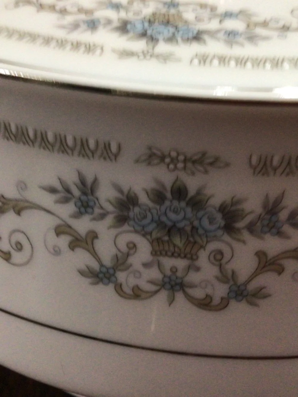 Diane Pattern by Wade. Round covered vegetable bowl from 1960’s great shape